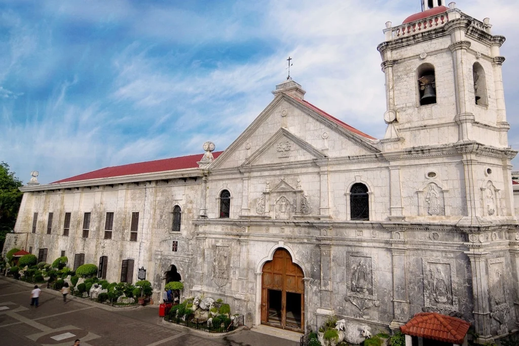 Cebu Heritage Tour (downtown) – A short ride from the city center brings you to historical sites like Magellan’s Cross, Basilica Minore del Santo Niño, Fort San Pedro, and more